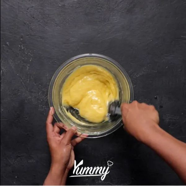 Tambahkan tepung terigu, vanila, dan baking powder. Aduk hingga tercampur rata. Setelah itu, tambahkan mentega cair, aduk lagi hingga tercampur.