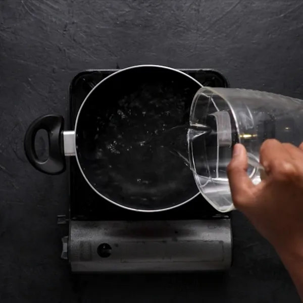 Tuangkan air ke dalam panci, lalu panaskan hingga mendidih.