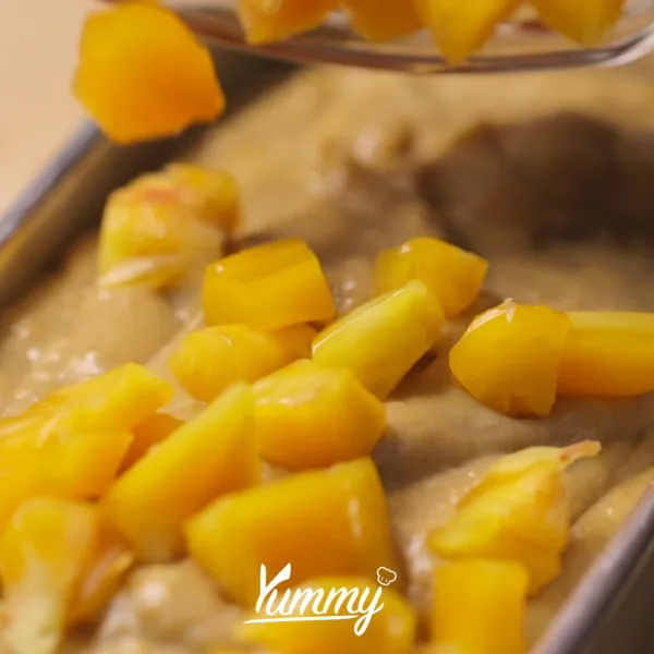 Masukkan potongan buah nangka ke dalam adonan, aduh hingga tercampur. Bekukan 1 malam.