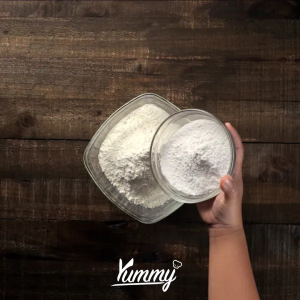 Campurkan semua bahan pelapis, aduk rata, lalu pisahkan sebagian adonan untuk pelapis kering. Beri air pada sisa adonan di dalam mangkuk besar.