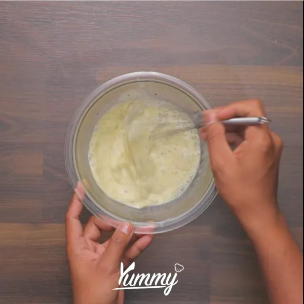 Campurkan telur, susu, kayu manis dan gula ke dalam satu mangkuk lalu kocok hingga rata.