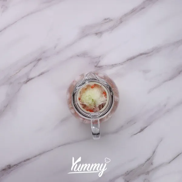 Tambahkan timun serut dan air degan ke dalam wadah.