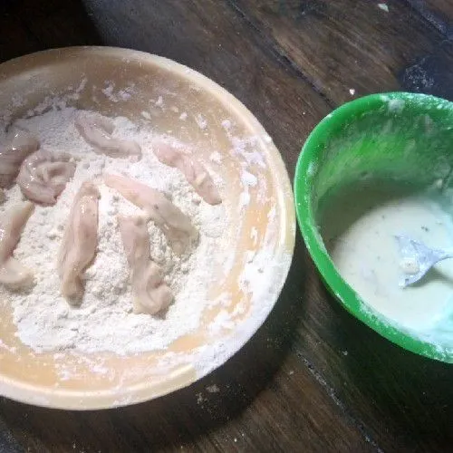Siapkan 2 adonan tepung bumbu : 1 adonan kering dan 1 adonan basah. Masukkan potongan dada ayam dari adonan basah ke adonan kering. ulangi sampai dada ayam habis.
