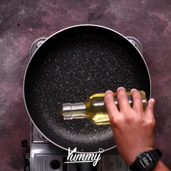 Tumis bumbu halus hingga harum dengan minyak yang sedikit panas.