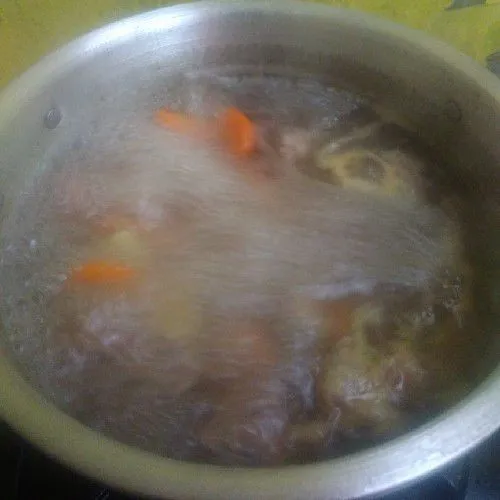 Setelah daging empuk, masukkan wortel dan kentang. Masak hingga matang.