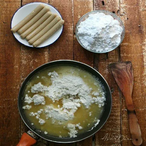 Campurkan tepung terigu, air kaldu, dan garam.