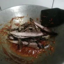 Masukkan pindang yg telah di belah kedalam bumbunya sambil di tumis merata.