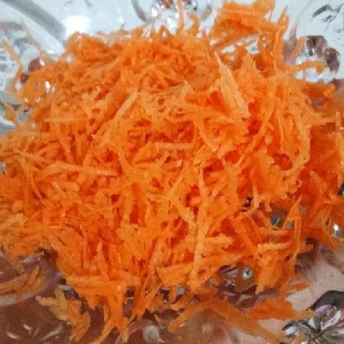 bersihkan wortel lalu parut dengan parutan keju.