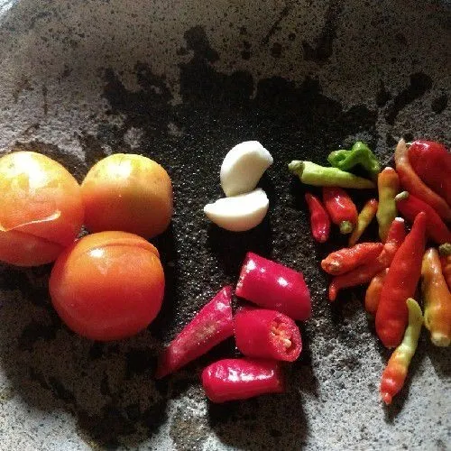 Siapkan tomat, bawang putih, cabai merah, cabai rawit.