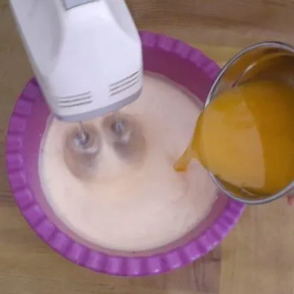 Masukkan margarin cair, kocok. Jika sdh tercampur rata, matikan mixer.