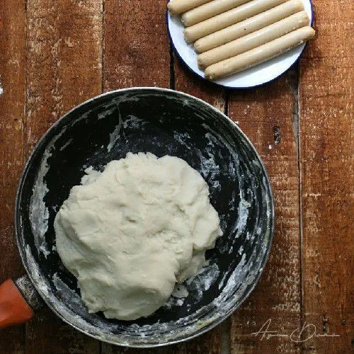 Tambahkan tepung tapioka sedikit demi sedikit, aduk perlahan hingga merata.