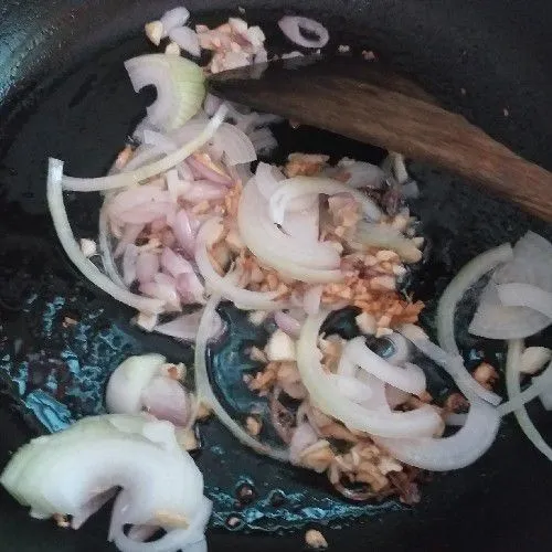 Setelah harum, masukan bawang bombai, masak hingga layu dan harum.