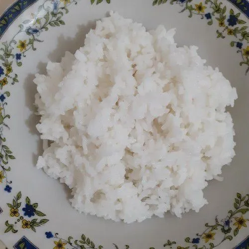 Siapkan nasi panas dan letakan telur yang sudah matang diatasnya. Tambahkan taburan wijen diatas telur, Oyakodon siap disajikan.