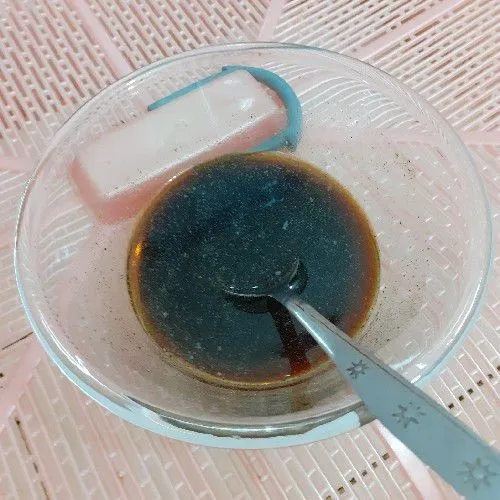 Campurkan bahan saus dalam mangkuk (kecap asin, mirin/gula, dashi powder/kaldu jamur dan air), aduk rata dan panaskan diatas pan dengan api kecil.
