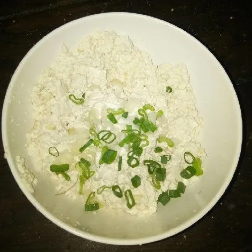 Tambahkan daun bawang yang sudah di iris. kemudian masukkan bawang putih cincang, garam, dan penyedap rasa. Periksa rasa.