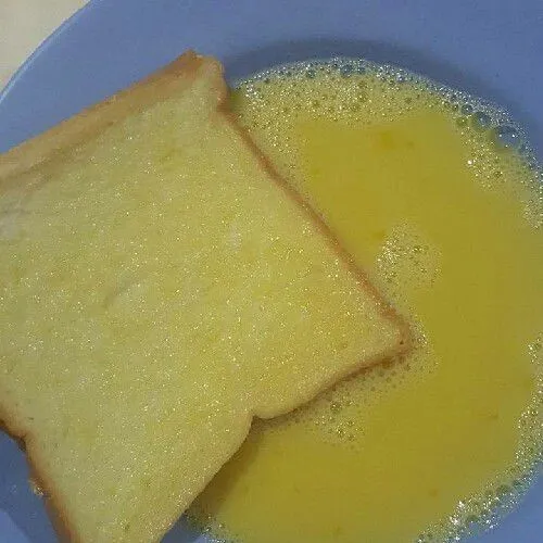 Celupkan roti ke dalam telur di dua sisinya