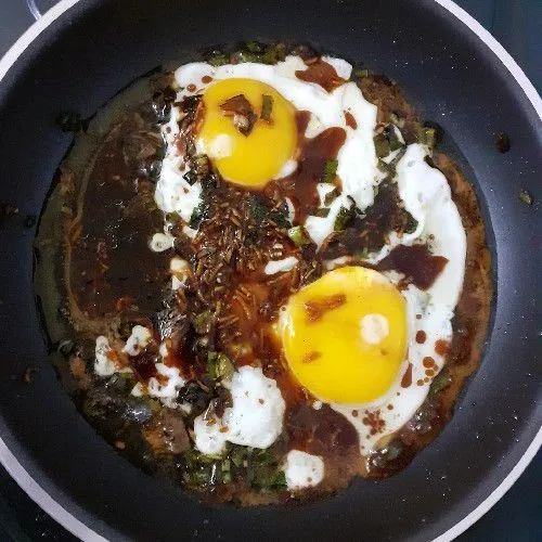 Jika telur sudah setengah matang, tambahkan campuran saus kecap asin kedalamnya. masak sampai air menyusut dan telur matang. Telur ceplok siap disajikan diatas nasi panas.