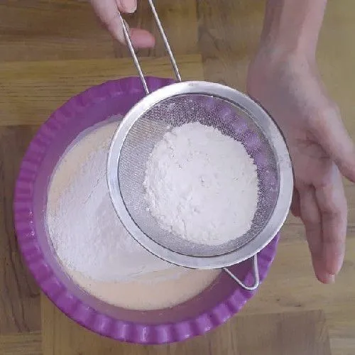 Masukkan tepung, susu dan baking powder sambil diayak.
