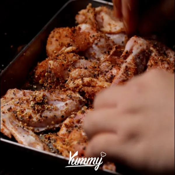 Campurkan sayap ayam dengan garam, bawang putih bubuk, paprika bubuk dan lada hitam.