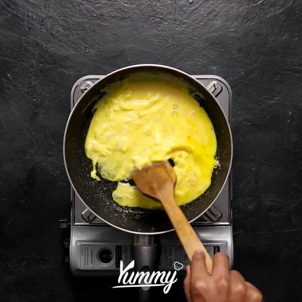 Buatlah scrumbled egg dengan tiga butir telur. Sisihkan.