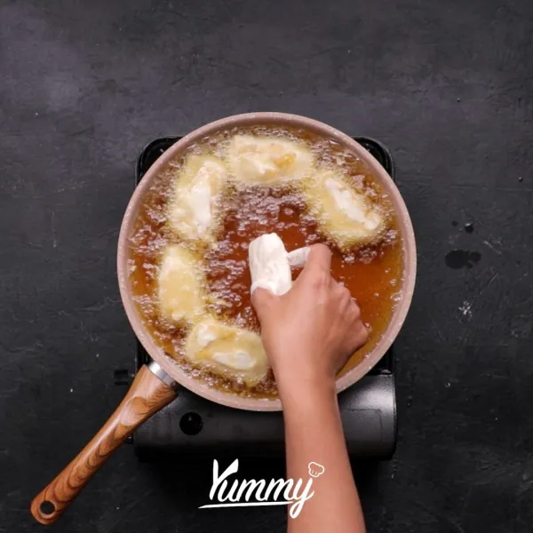 Goreng dalam minyak panas hingga matang dan sajikan dengan cabai hijau.