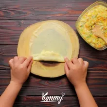 Tuang isian ragout ke atas kulit risol. Kemudian lipat dan bentuk ...