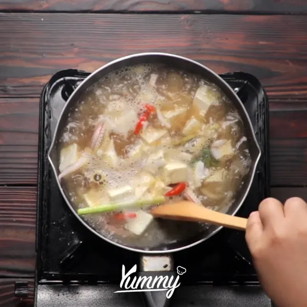 Rebus selama 5 menit, masukkan kua chap bumbu ke dalam panci.