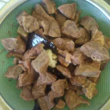 Rebus air secukupnya, masukkan paru beserta 2 siung bawang putih, 2 lembar daun salam, serta 1 sdt garam. Rebus hingga paru empuk dan matang. Tiriskan.