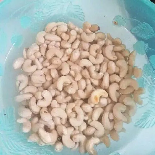 Rendam kacang mete dengan air hangat, masukkan bumbu halus. Aduk merata lalu rendam selama ±1 jam, hingga bumbu meresap, kemudian tiriskan