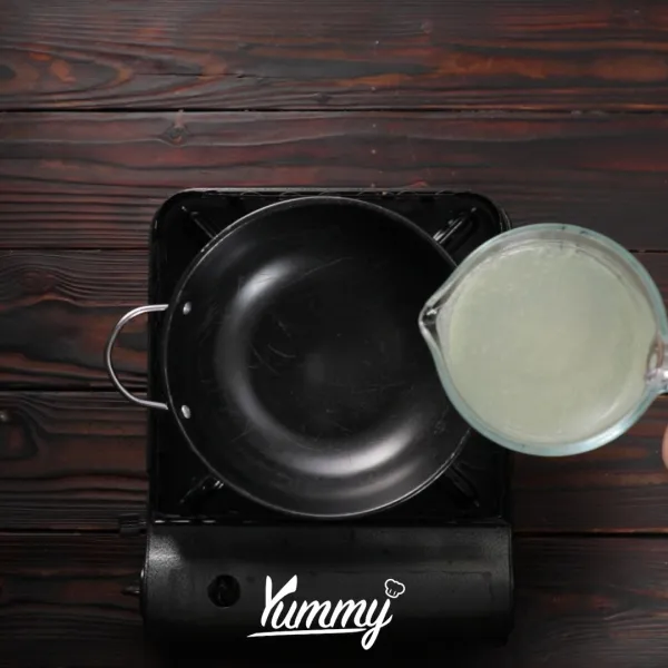 Masukkan kaldu sapi, bawang putih dan bawang pre ke dalam hotpot. Masak hingga mendidih.