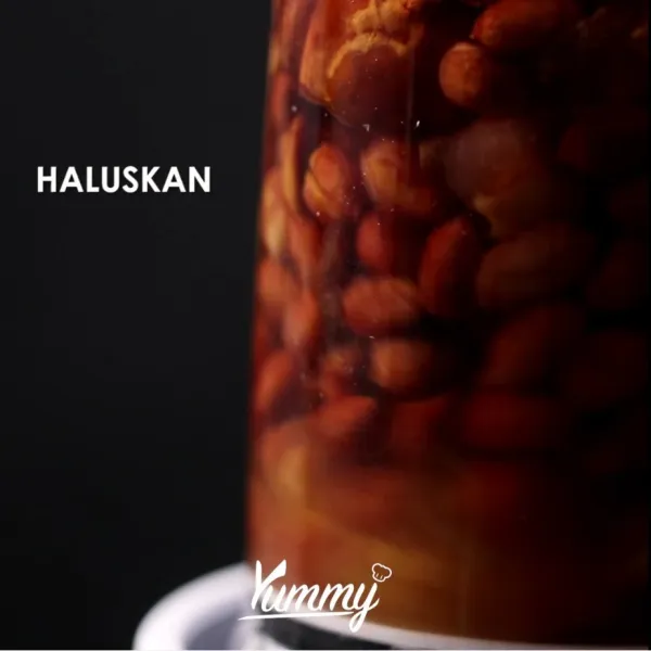 Haluskan dengan menggunakan blender hingga sangat halus dengan menambahkan air ke dalamnya.