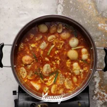 Masukkan sisa steamboat dan kuahnya. Masukkan cabai bubuk, kecap ikan ...