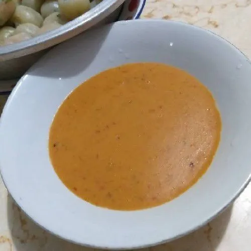 8. Siapkan sambal kacang yang sudah jadi untuk disajikan dengan cilok yang telah matang.
