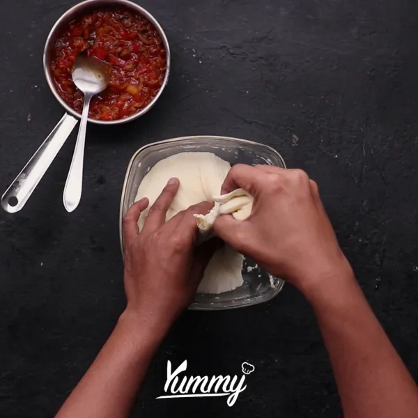 Ambil satu kepal tangan lalu pipihkan dan isi dengan saus bolognaise, tutup kembali lalu bulatkan.