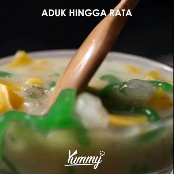 Siram dengan santan cair dan gula jawa cair ke atasnya. sajikan.