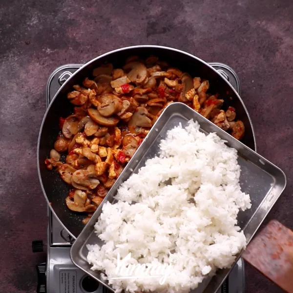 Tambahkan nasi lalu aduk dan goreng hingga matang.