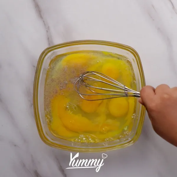 Pecahkan telur di dalam mangkuk besar,  lalu beri garam dan merica serta air. Kocok hingga merata.