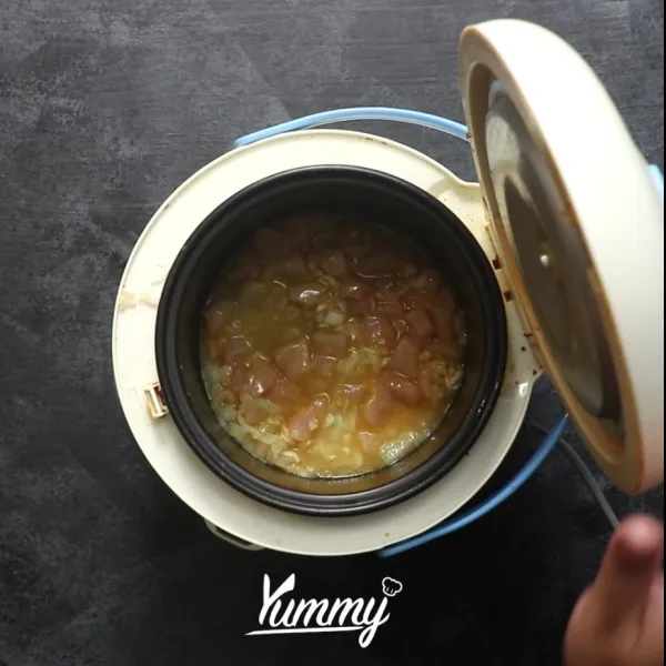 Panaskan margarin dalam ricecooker, kemudian masukkan bawang bombay. Tutup rice cooker dan masak hingga bawang bombay layu.