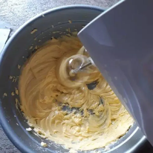 Campurkan margarin, gula halus, dan telur, kocok menggunakan mixer dengan kecepatan sedang hingga tercampur rata.