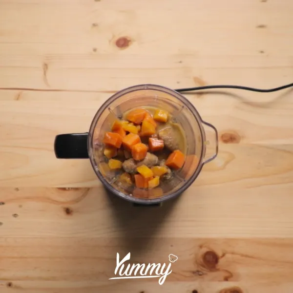 Siapkan kolak pisang atau ubi yang masih sisa kemarin. Blender kolak hingga lembut.