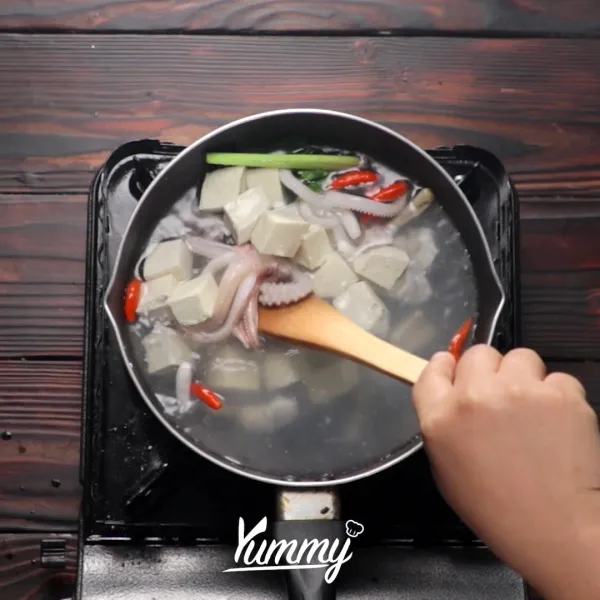 Masukkan potongan kepala cumi dan tahu