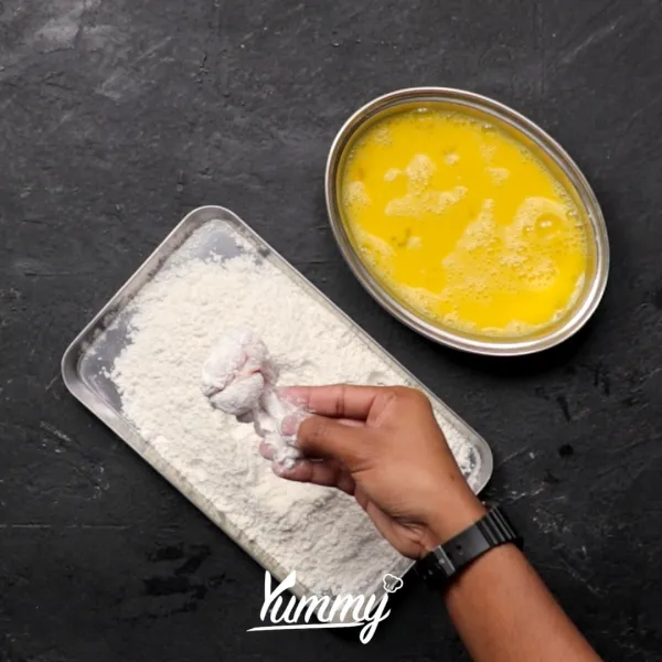 Celupkan ayam kedalam tepung terigu lalu celupkan ke dalam telur. Setelah itu celupkan kembali ke dalam tepung terigu.