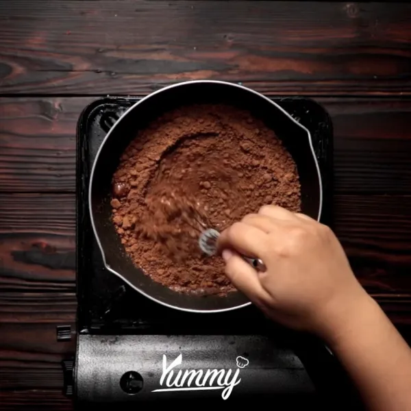 Masukkan coklat bubuk, dan gula pasir. Aduk rata kemudian saring.