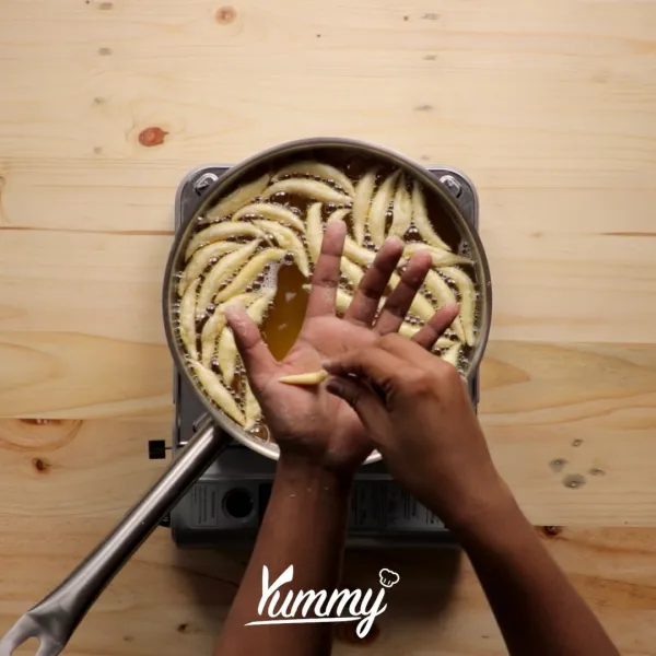 Panaskan minyak lalu goreng adonan yang telah dibentuk hingga kecoklatan dan matang.