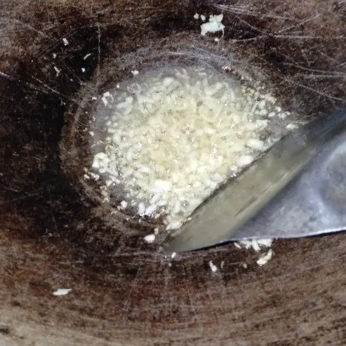 Tumis harum Bawang Putih yang telah dipotong cacah.