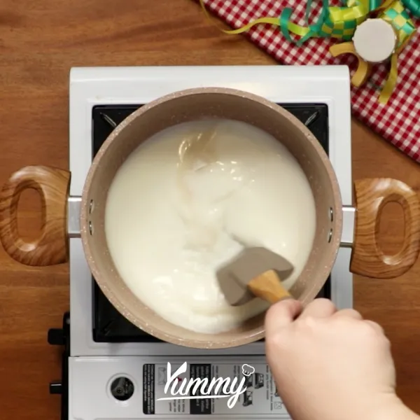 Rebus susu cair dengan api kecil, tambahkan bubuk agar-agar. Masak hingga mendidih.