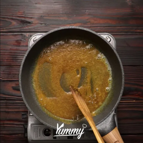 Campurkan minyak goreng dan bumbu kari dalam teflon, panaskan hingga harum.
