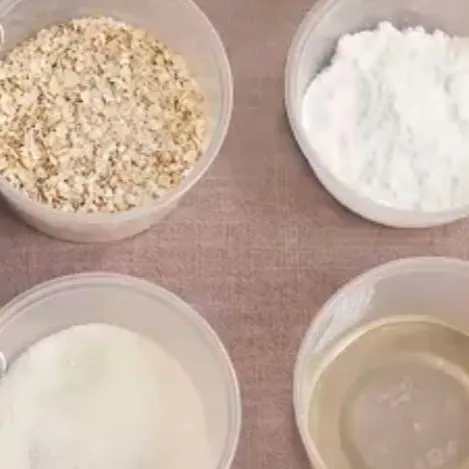 Blender oatmeal hingga menjadi tepung, lalu masukkan gula halus.