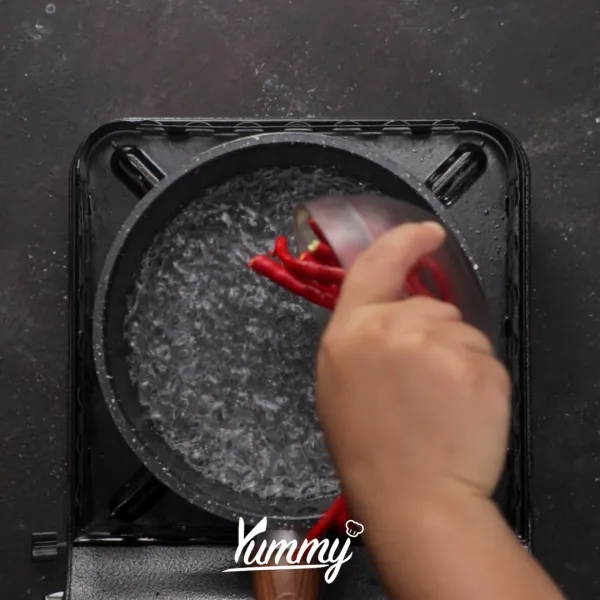 Rebus cabai merah hingga lembut. Tiriskan.