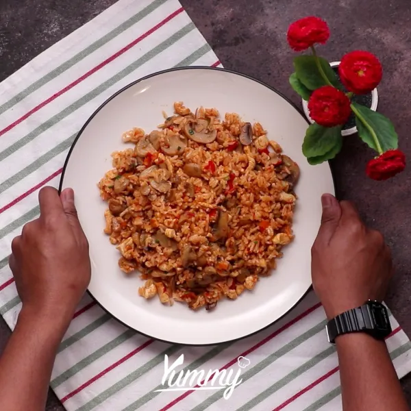 Tambahkan daun bawang sesaat sebelum di angkat lalu sajikan dengan kerupuk.